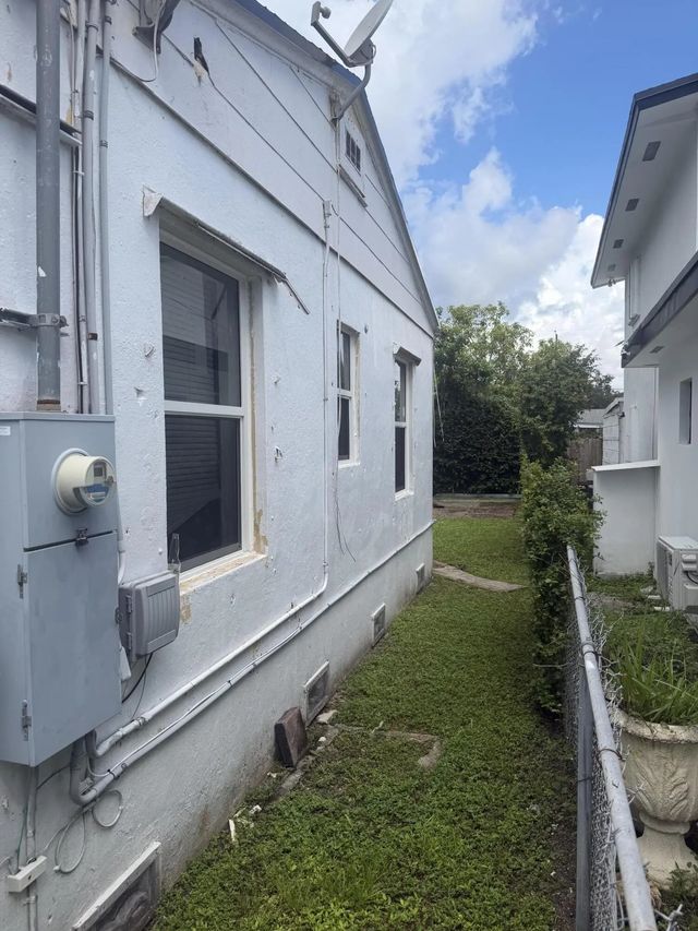 3 of 27 - 1419 Nw 44th Street #1, Miami, FL