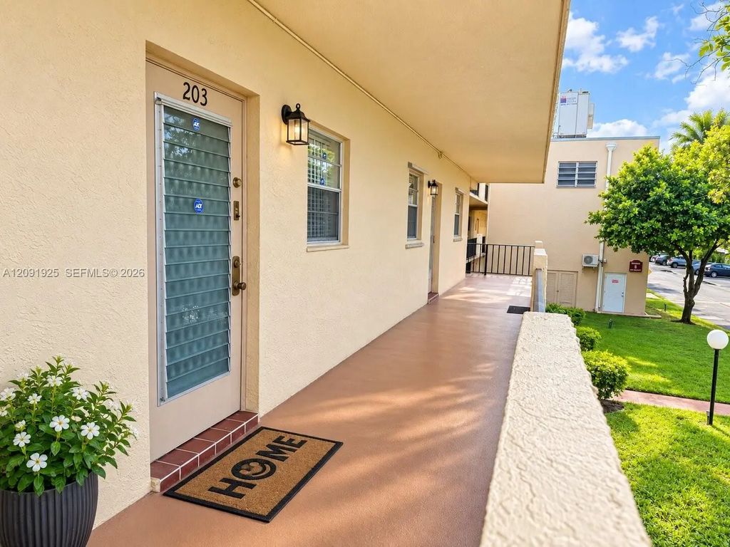300 Berkley Road #203, Hollywood