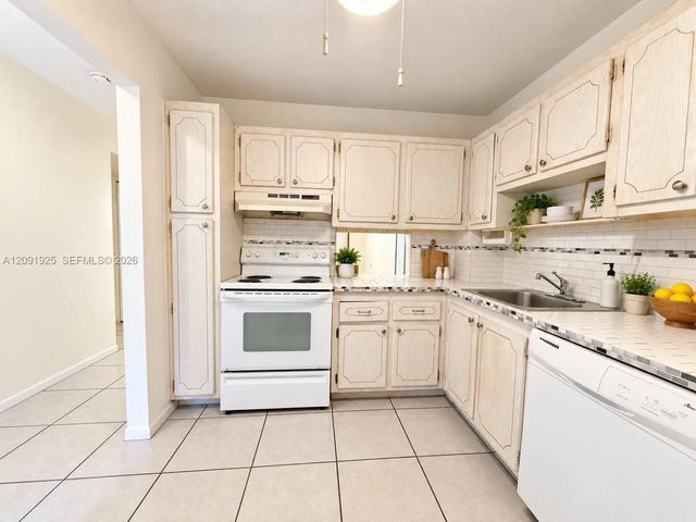 4 of 17 - 300 Berkley Road #203, Hollywood, FL