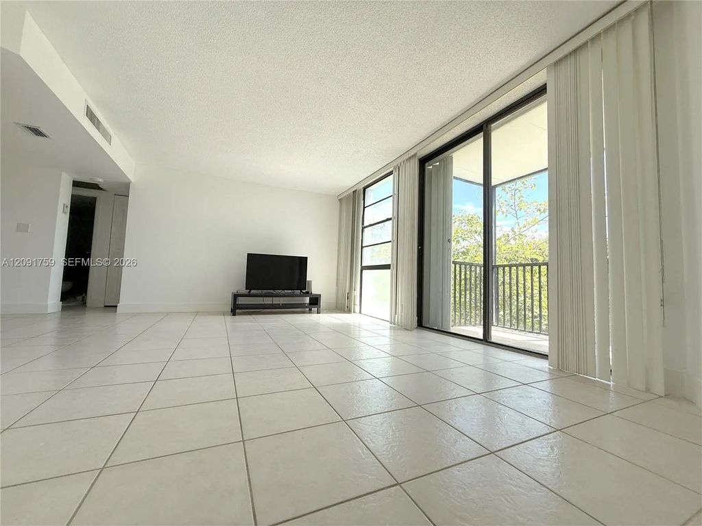 3475 N Country Club Drive #308, Aventura