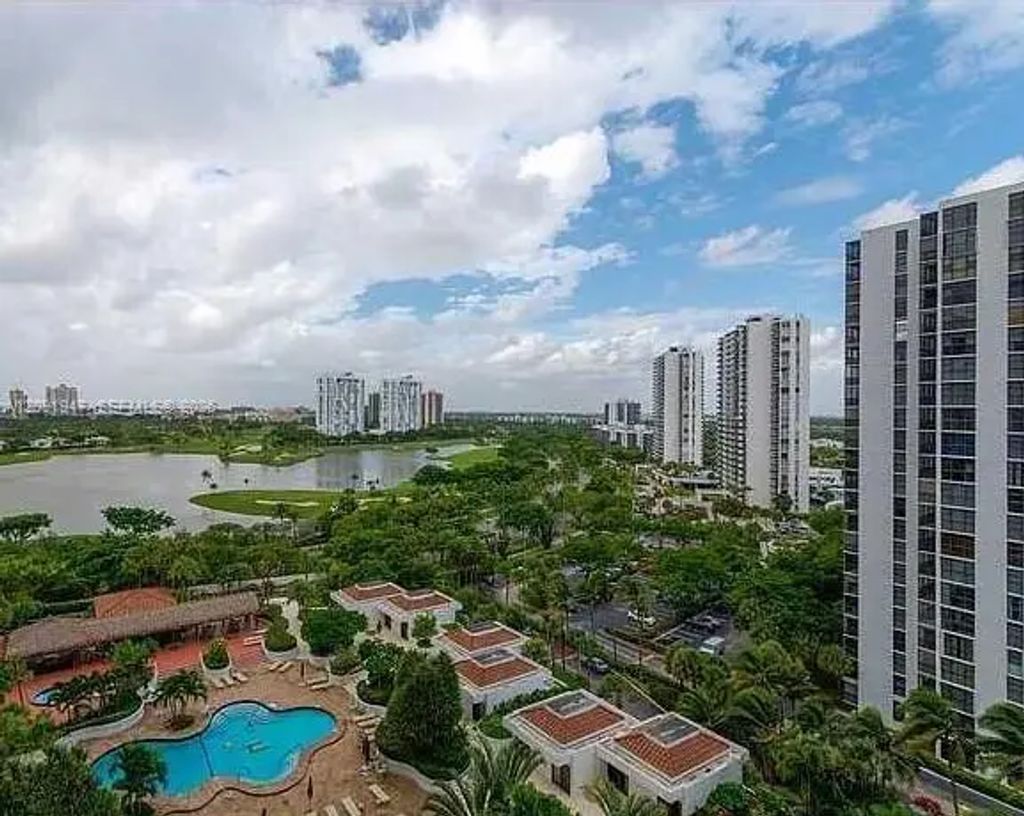 20281 E Country Club Drive #1105, Aventura