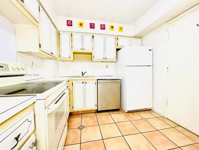 2 of 35 - 1658 Bay Road #203, Miami Beach, FL
