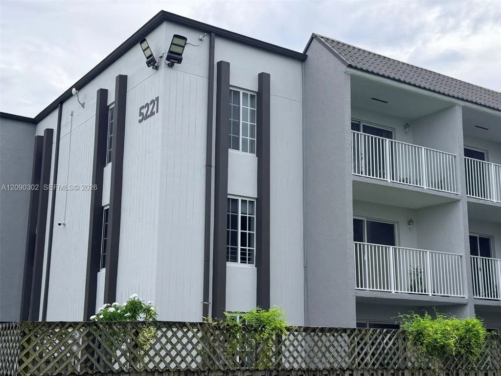 5221 Geneva Way #304, Doral