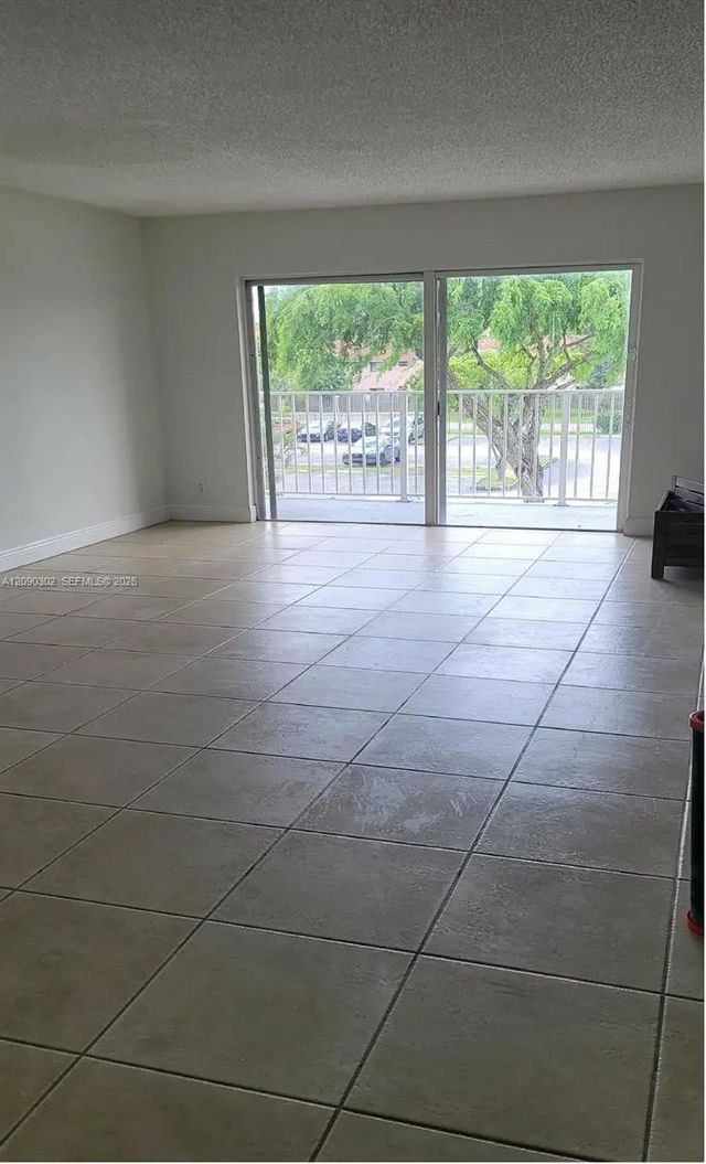 4 of 15 - 5221 Geneva Way #304, Doral, FL