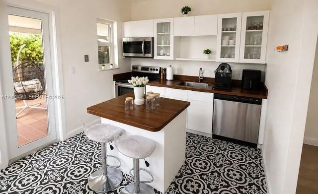 3 of 25 - 985 Sw 10th Street, Miami, FL