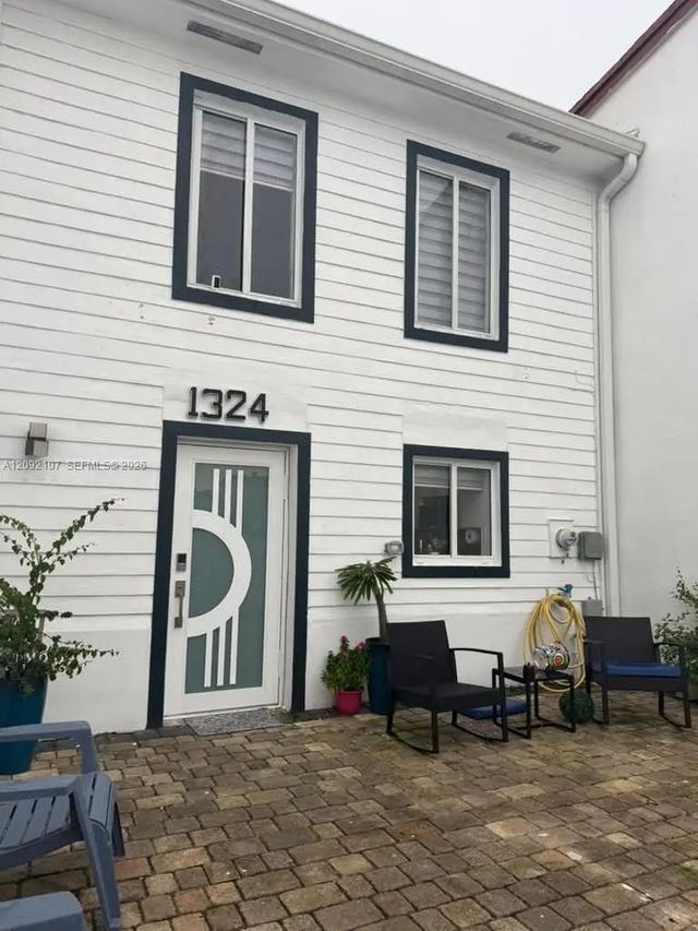 1324 W 71st Street, Hialeah