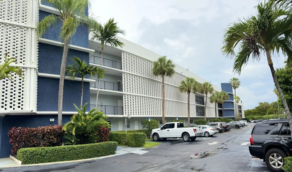 879 Ne 195th Street #apt 227, Miami