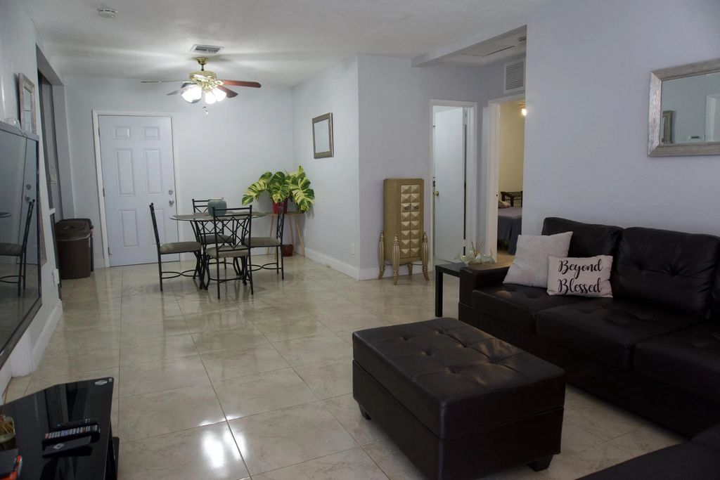 6509 Pines Parkway, Hollywood