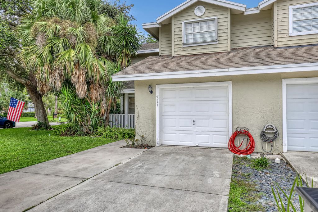 949 Honeytree Lane #a, Wellington