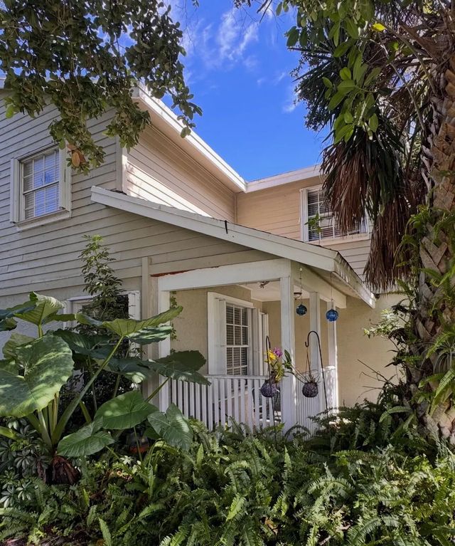 949 Honeytree Lane #a, Wellington