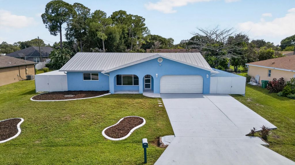 242 Se Duxbury Avenue, Port St. Lucie