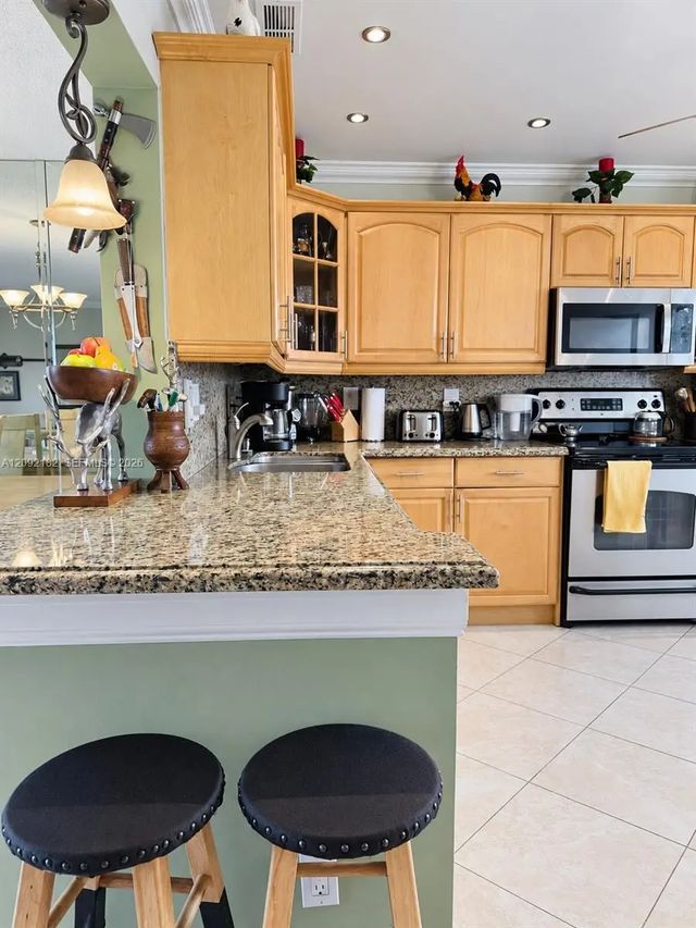 5 of 22 - 1000 Ne 14th Avenue #703, Hallandale Beach, FL