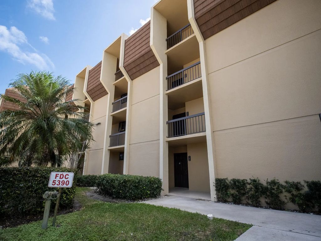 5390 Woodland Lakes Drive #104, Palm Beach Gardens