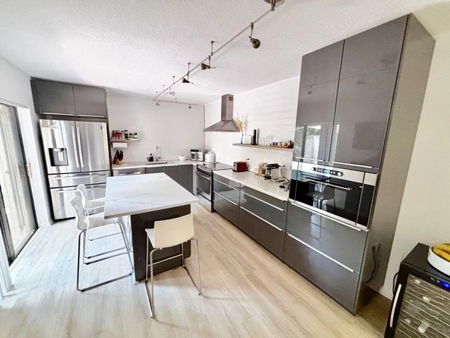 4 of 20 - 1700 Embassy Drive #403, West Palm Beach, FL