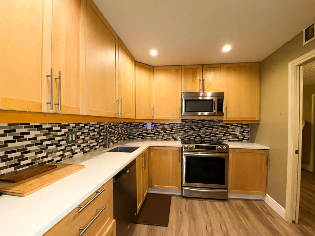 3510 Oaks Way #101, Pompano Beach