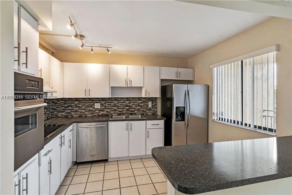 321 Lakeview Drive #204, Weston