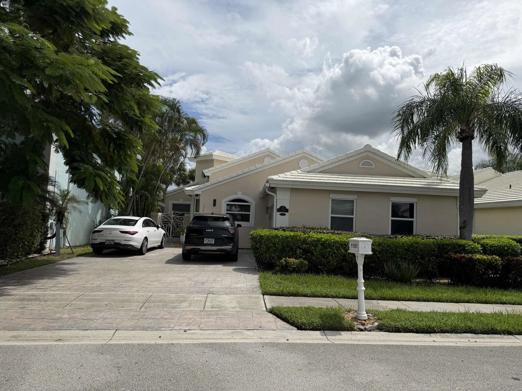 1101 Wilshire Circle E, Pembroke Pines