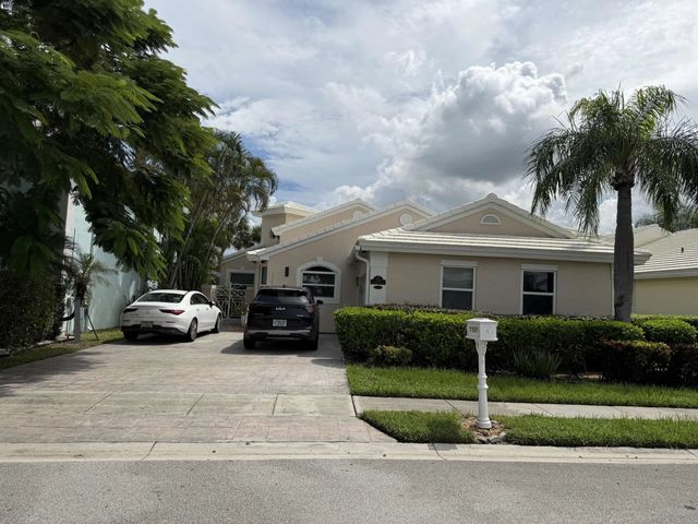 1101 Wilshire Circle E, Pembroke Pines