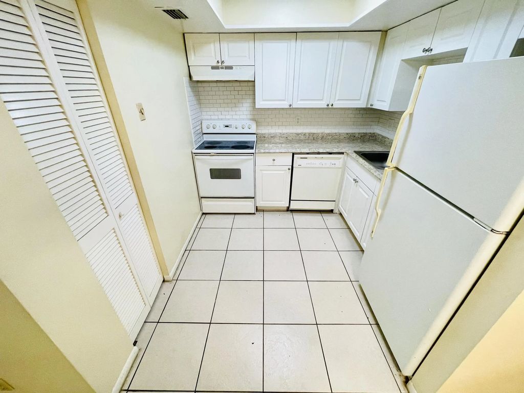 3096 Collin Drive #b, West Palm Beach