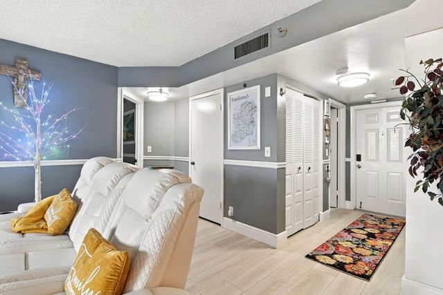 3 of 25 - 3465 Via Poinciana #405, Lake Worth, FL