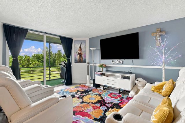 4 of 25 - 3465 Via Poinciana #405, Lake Worth, FL