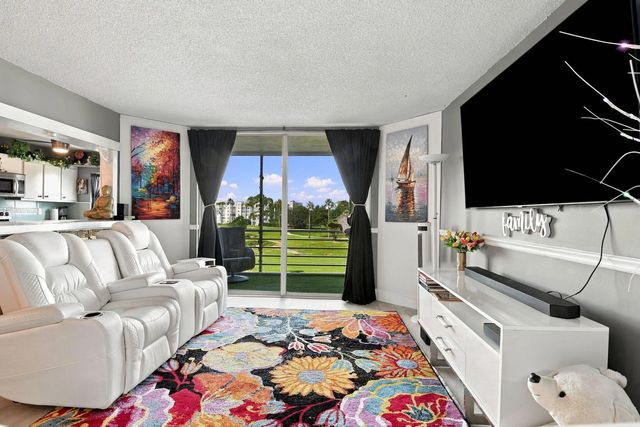 5 of 25 - 3465 Via Poinciana #405, Lake Worth, FL