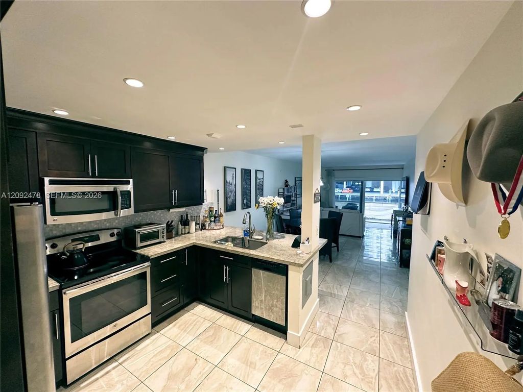 450 Paradise Isle Boulevard #102, Hallandale Beach