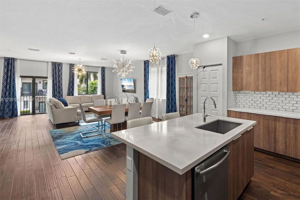 4720 Nw 84th Court, Doral