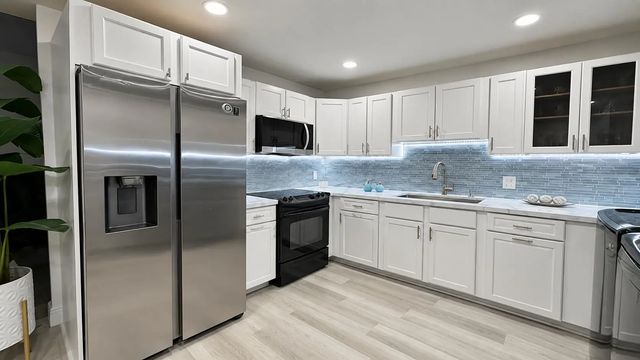 3 of 30 - 1034 Manor Drive, Palm Springs, FL
