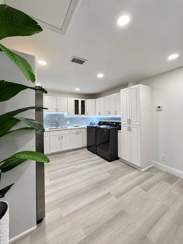 4 of 30 - 1034 Manor Drive, Palm Springs, FL