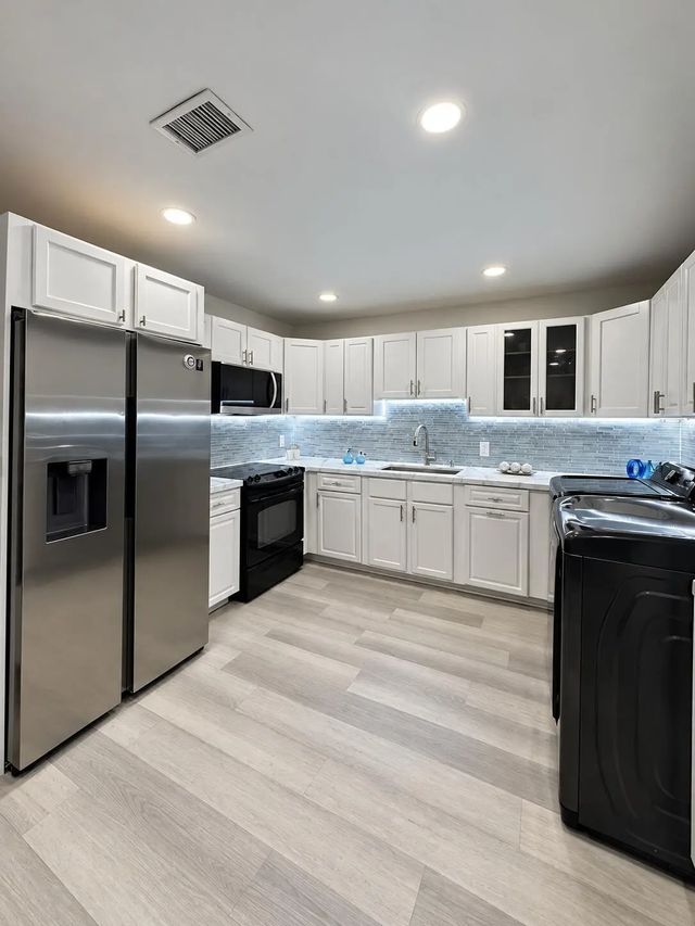 5 of 30 - 1034 Manor Drive, Palm Springs, FL