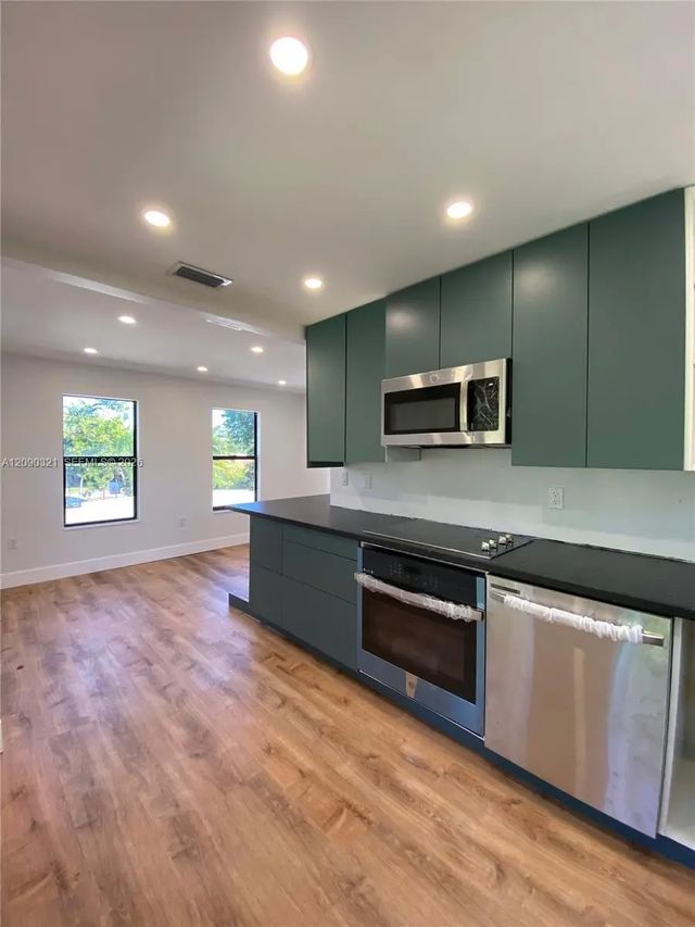 3 of 10 - 4224 Sw 60th Place, South Miami, FL