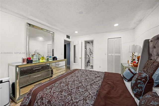3 of 32 - 917 Ne 199th Street #204, Miami, FL