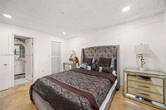 4 of 32 - 917 Ne 199th Street #204, Miami, FL