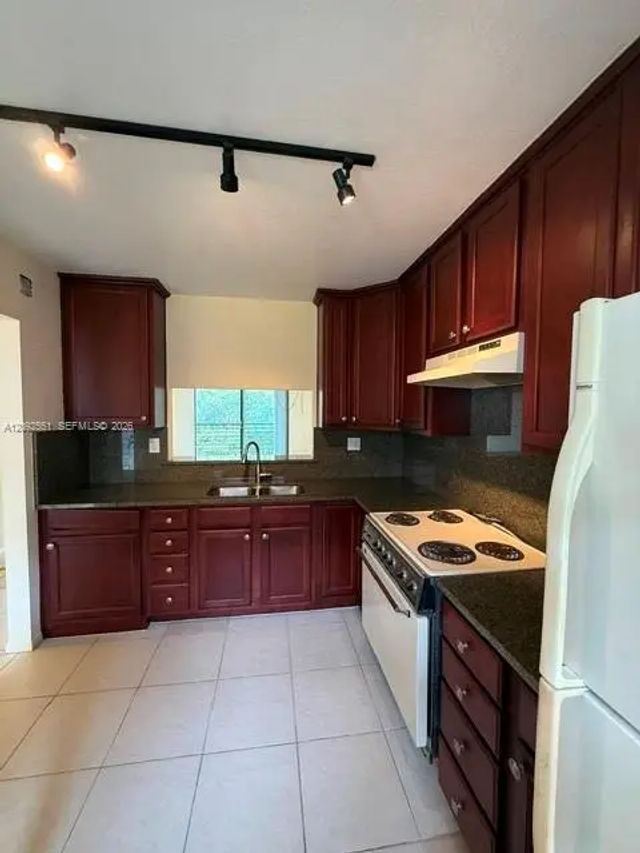 2 of 33 - 900 Colony Point Circle #416, Pembroke Pines, FL