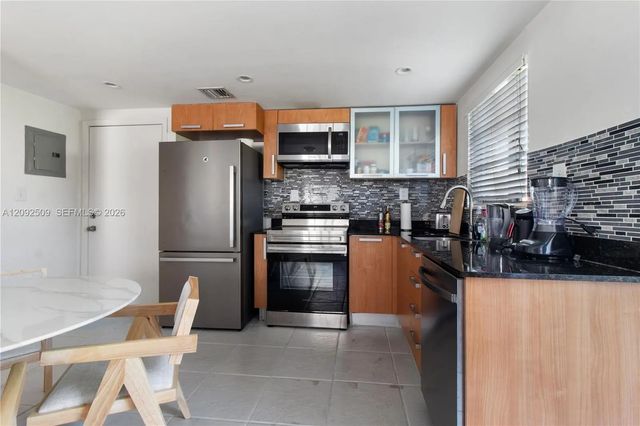 4 of 11 - 1050 7th Street #1050-3, Miami Beach, FL