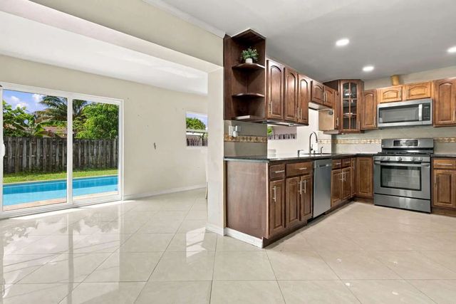 4 of 33 - 7640 Sunset Strip, Sunrise, FL