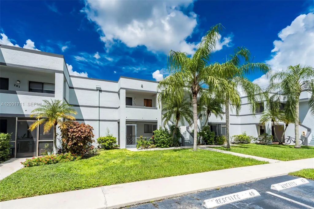 161 Lakeview Drive #202, Weston