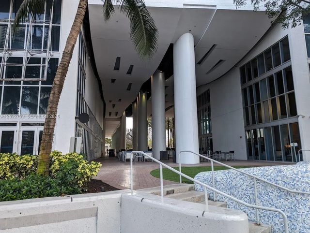 3 of 13 - 175 Sw 7th Street, Miami, FL