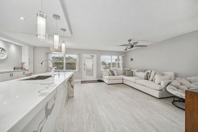 4 of 23 - 364 Wellington J, West Palm Beach, FL