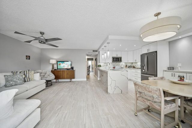 5 of 23 - 364 Wellington J, West Palm Beach, FL