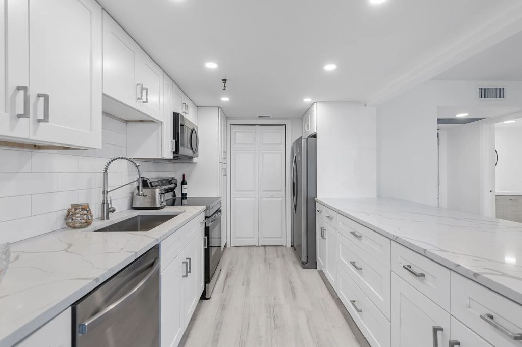 859 Jeffery Street #212, Boca Raton