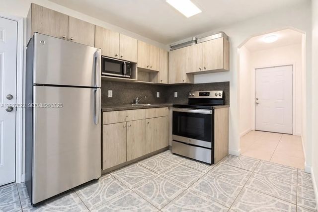 4 of 30 - 215 Nw 67th Avenue, Miami, FL