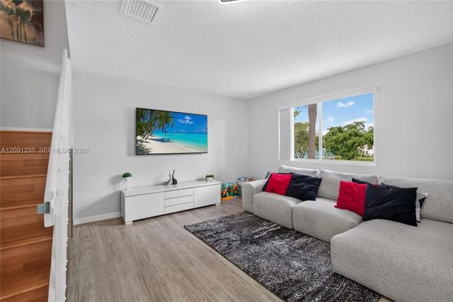 4 of 40 - 6205 Kendale Lakes Circle #281, Miami, FL