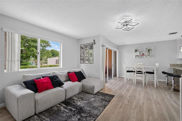 5 of 40 - 6205 Kendale Lakes Circle #281, Miami, FL