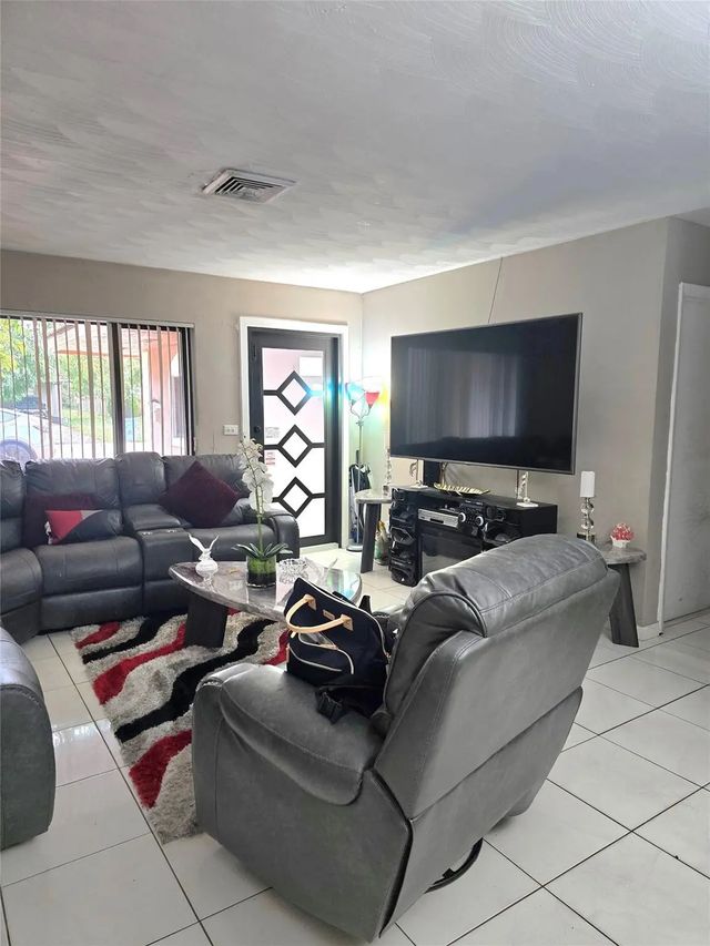 3 of 33 - 2420 N 59th Terrace, Hollywood, FL