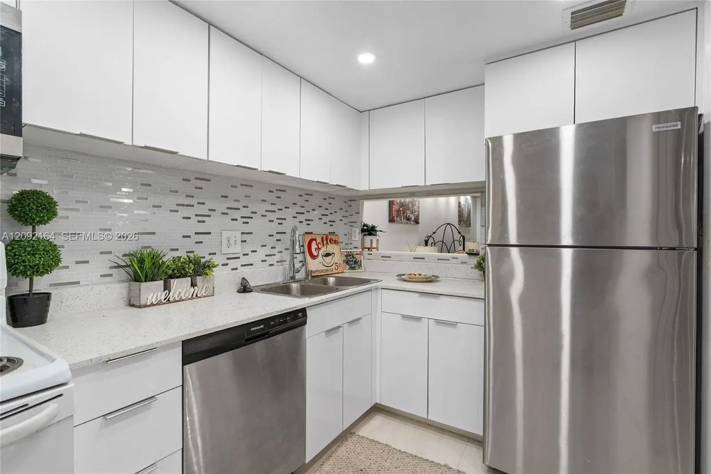 3670 Inverrary Drive #2r, Lauderhill