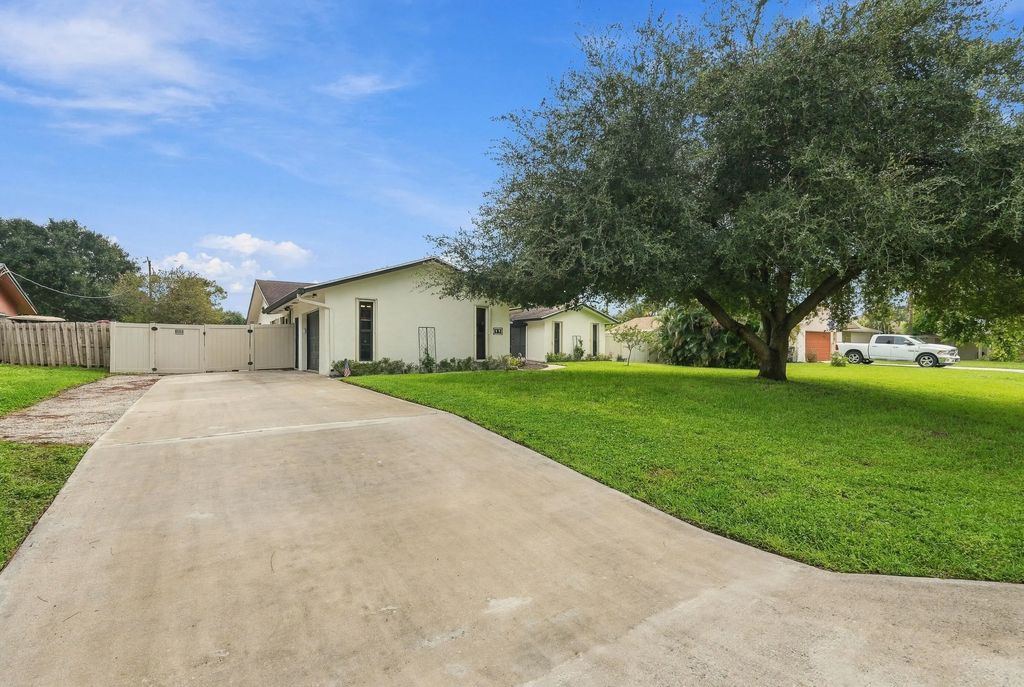 99 Cuyahoga Road, Lake Worth