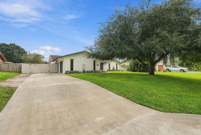 99 Cuyahoga Road, Lake Worth