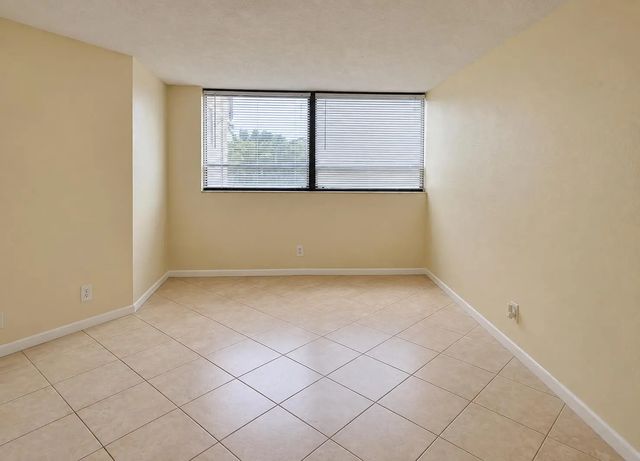 4 of 5 - 1820 N Congress Avenue #310, West Palm Beach, FL